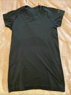 lululemon swiftly black Toronto waterfront 10K tee.